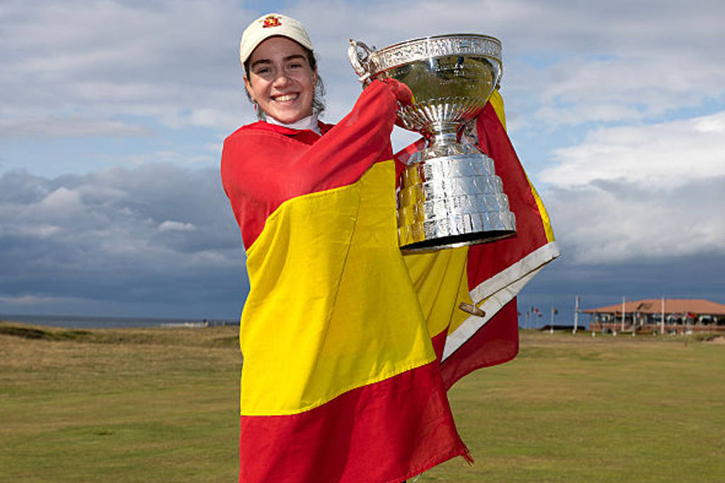 Paula Martin Sampedro poses with the Women’s Amateur Championship trophy.